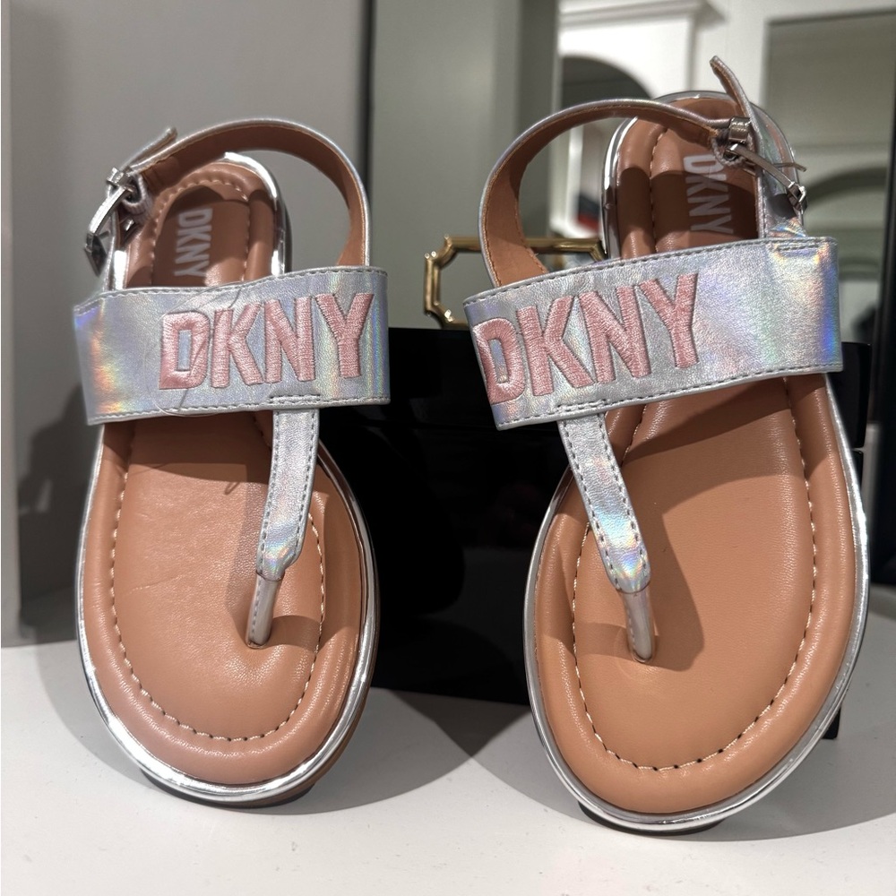 DKNY Sandals Girls Size 1 NWOT silver pink wide strap sandal summer vacation